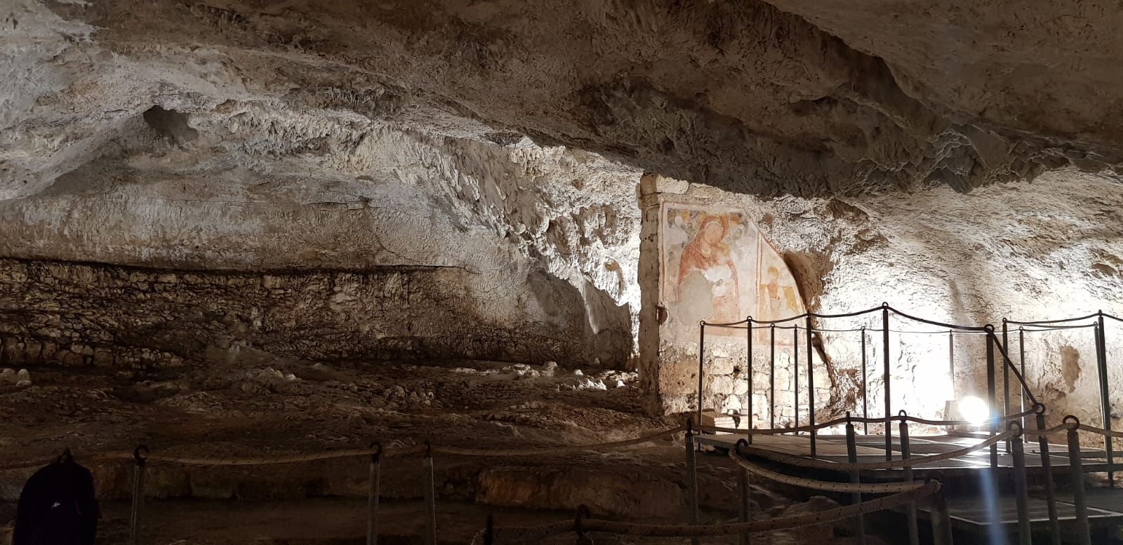 Foto 1 - Interno della Grotta